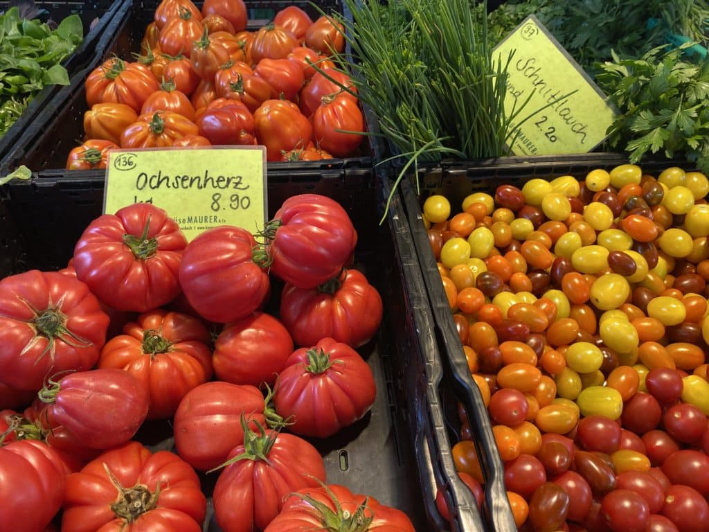 Tomatenvielfalt am Marktstand von biogemüse Maurer